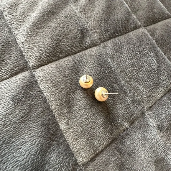 Honora Irredescent gold pearl stud - Picture 2 of 8